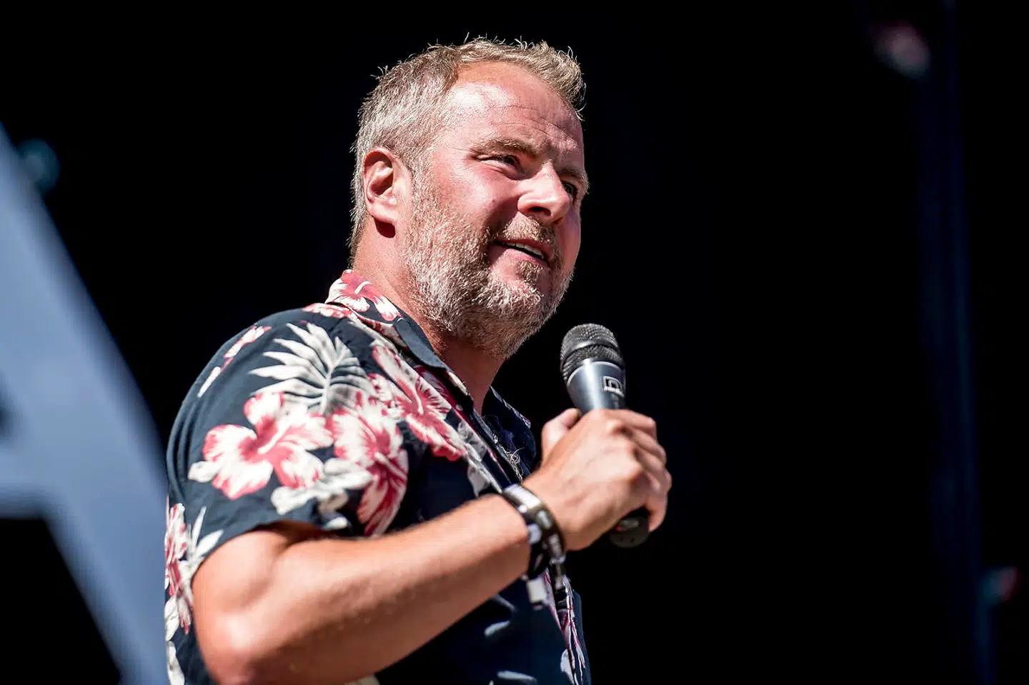 Konferencier Uffe Holm på rød scene under Tinderbox i Tusindårsskoven i Odense, torsdag den 28. juni 2018.. (Foto: Mads Claus Rasmussen/Ritzau Scanpix)