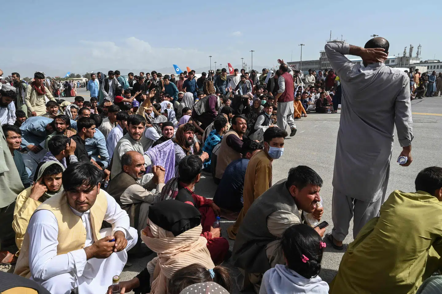 Tusindvis af afghanere har forsøgt at forlade landet via lufthavnen i Kabul.