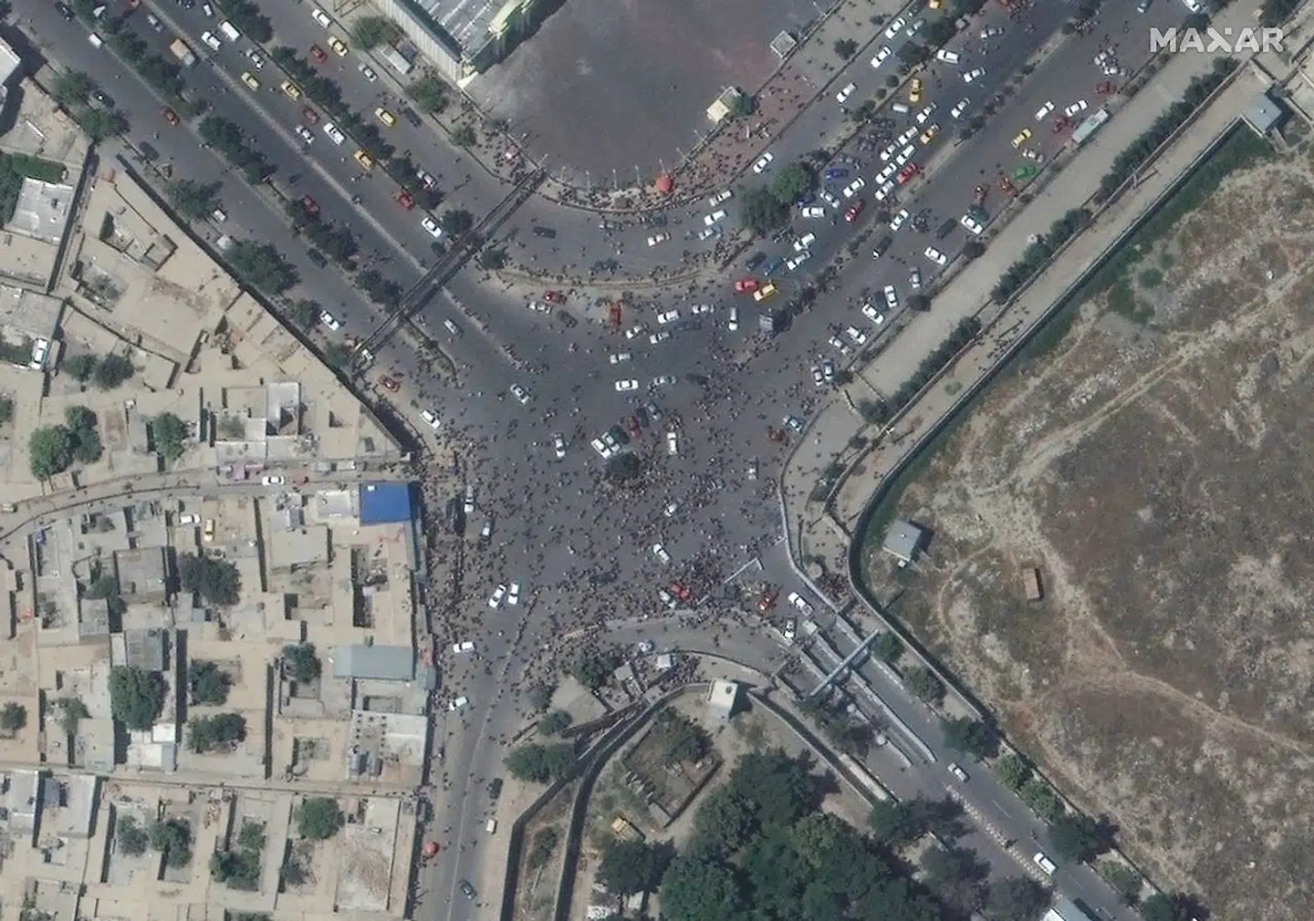 Myldret i Kabuls lufthavn set fra satellitfoto.
