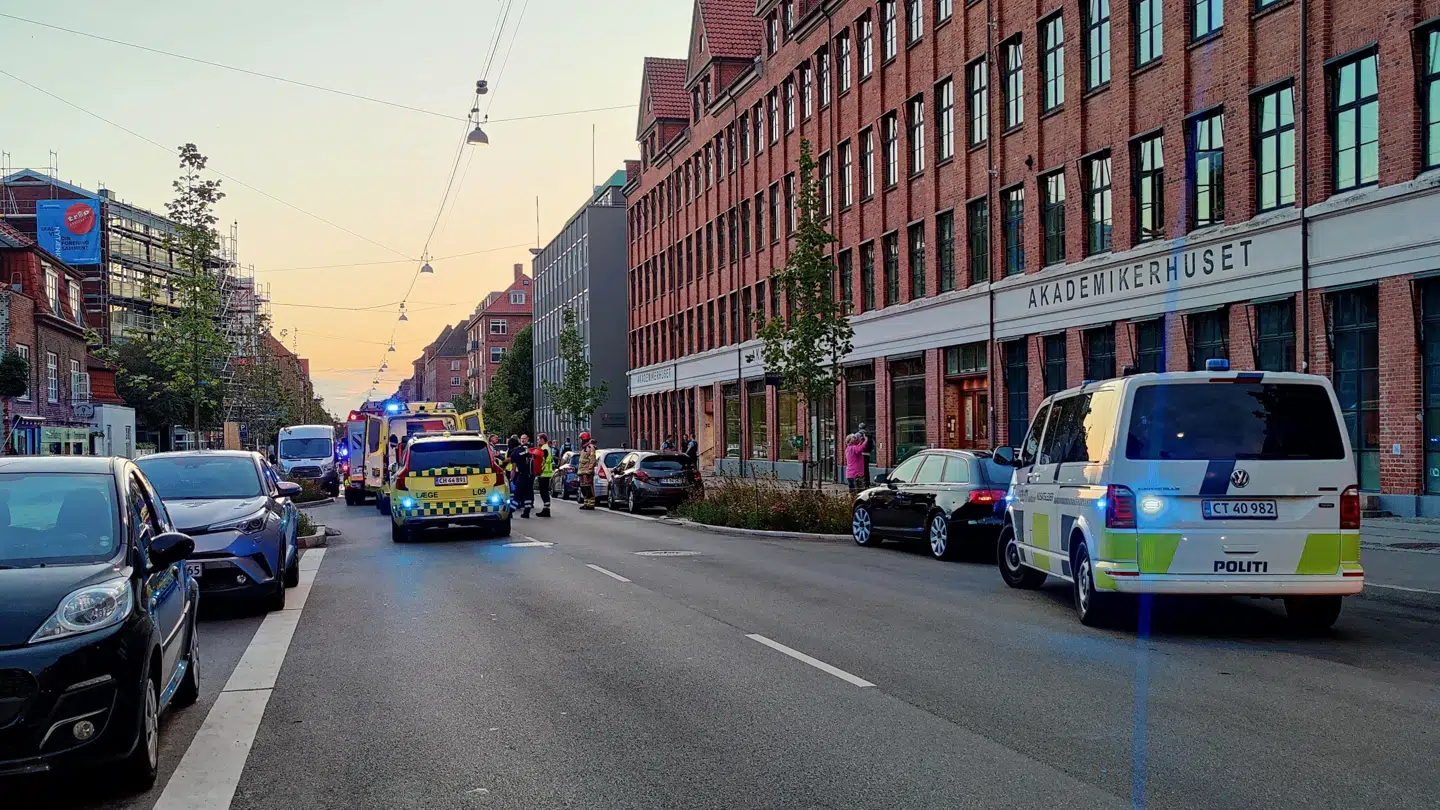 En kvinde har på Peter Bangsvej i København valgt at forlade en bil, der var i »middel fart.«