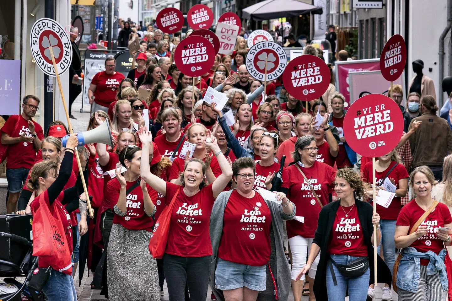 I midten af juni brød en strejke ud blandt landets sygeplejersker. Siden har faggruppen flere gange demonstreret - blandt andet 30. juli i Aalborg, som det ses på billedet her. (Arkivfoto) Henning Bagger/Ritzau Scanpix