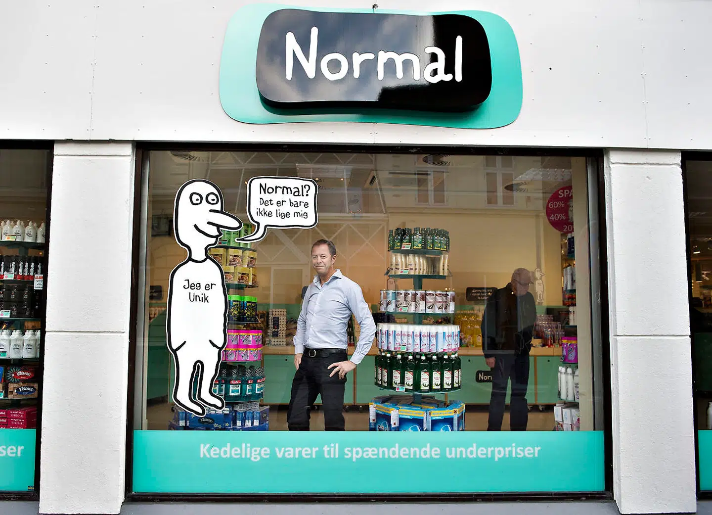 Anders Holch Povlsen ejer i dag 67,5 procent af Normal. Her er det en af stifterne, Torben Mouritsen, der viser en af butikkerne frem.