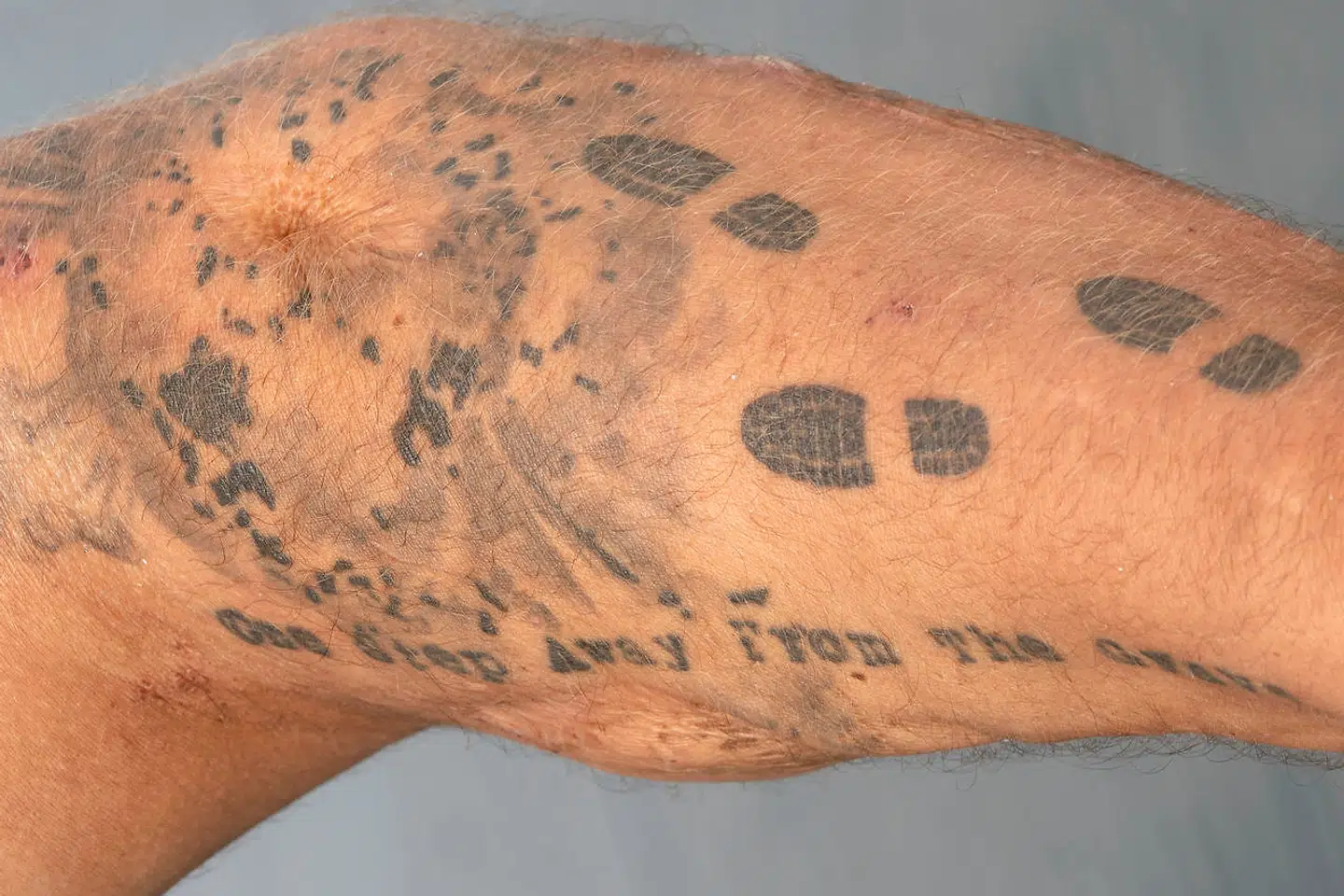 »One step away from the grave.« En tatovering på Martin Paszkiewicz Aaholm markerer, at han var tæt på at miste livet under sin udsendelse til Afghanistan.