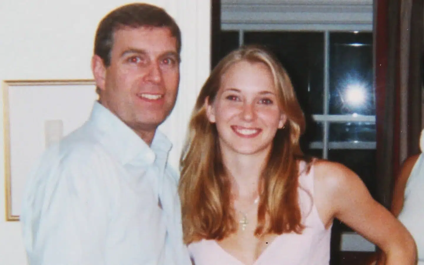 Dette billede, der påstås at vise prins Andrew med Victoris Roberts Giuffre i London for 20 år siden, kan blive inkriminerende for prinsen i en fremtidig retssag. Prins Andrew påstår, at billedet er fabrikeret.