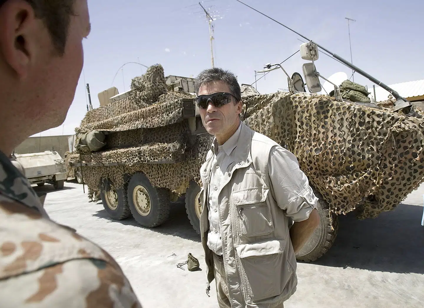 Statsminister Anders Fogh Rasmussen i Camp Bastion under besøget hos de danske styrker i Afghanistan. Et Piranha sanitetskøretøj i baggrunden.