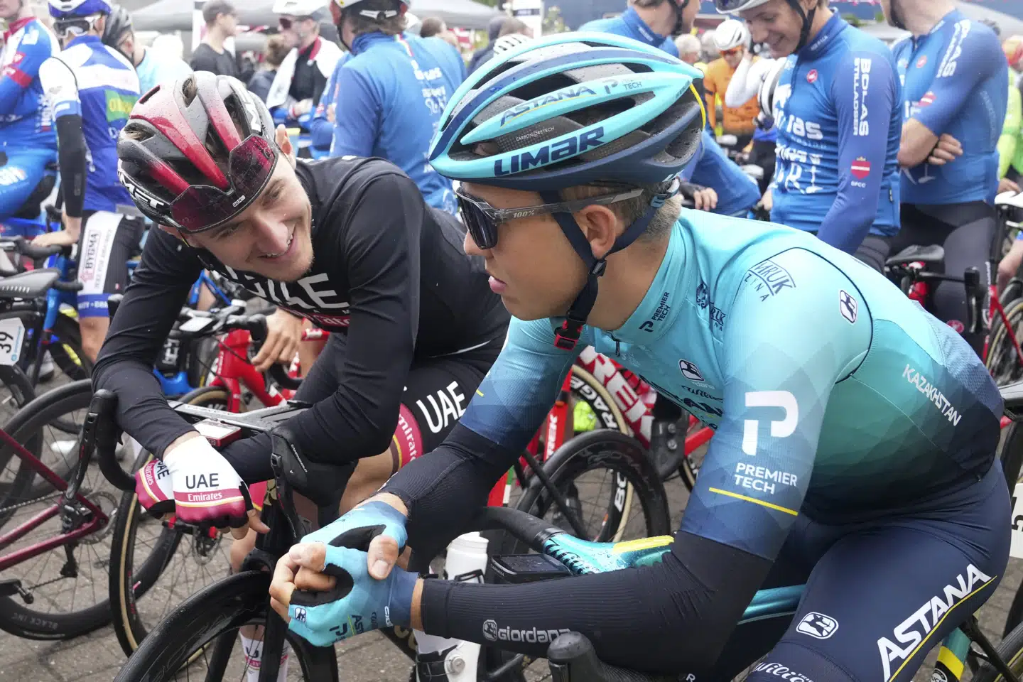 Jonas Gregaard (til højre) har fremtiden på plads og skifter til det norske hold Uno-X. Her ses han snakke med Mikkel Bjerg ved DM i Give i juni. Claus Fisker/Ritzau Scanpix