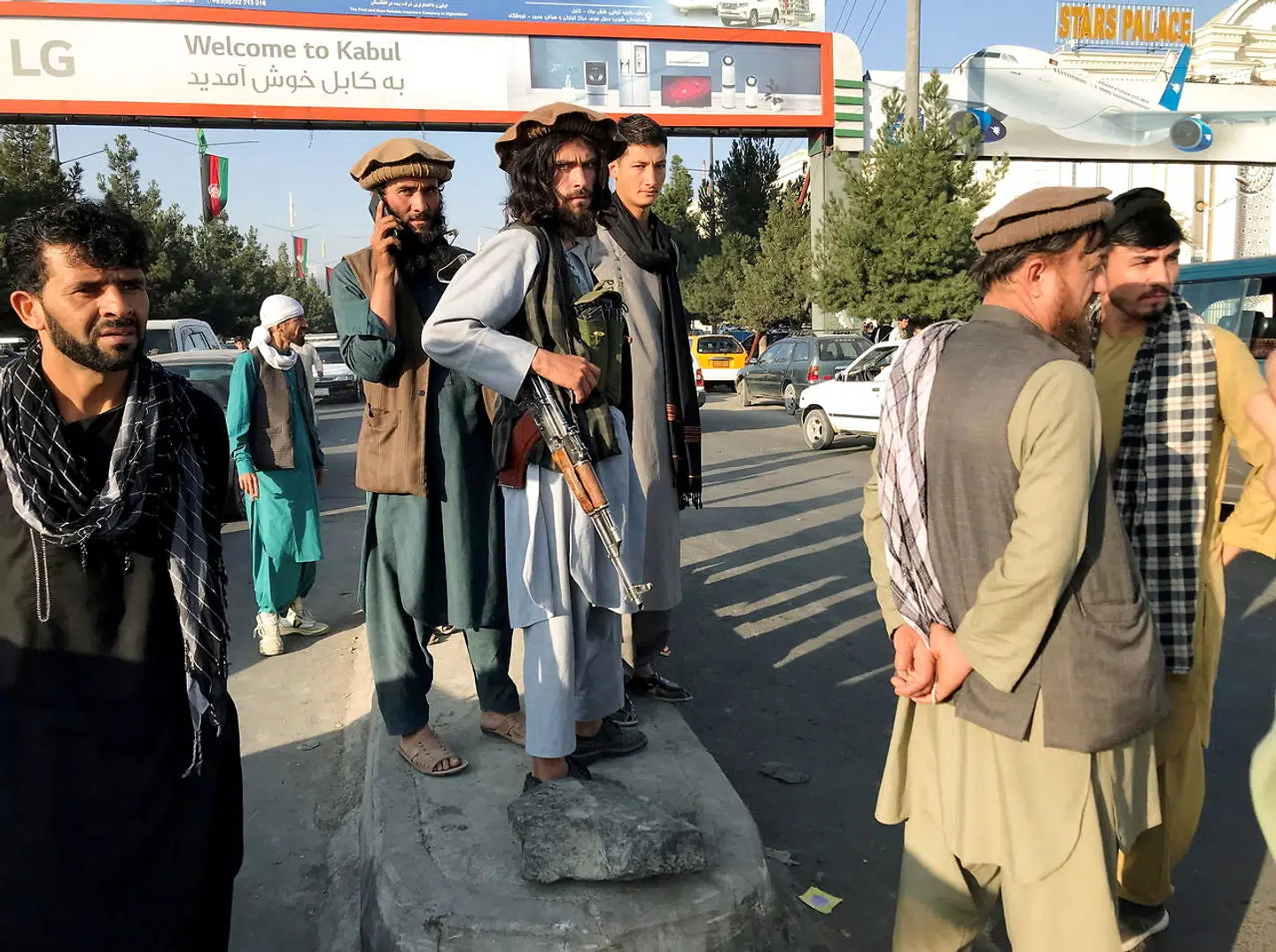 Talibanstyrker er nået frem til lufthavnen i Kabul.