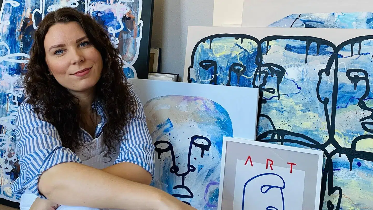Viktoria med sin kunst.