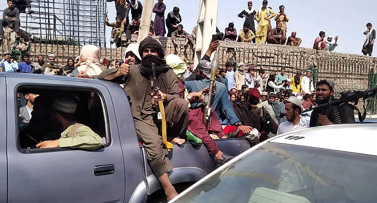Talebankrigere på vej ind i Jalalabad. Kabul ser ud til at falde om kort tid.