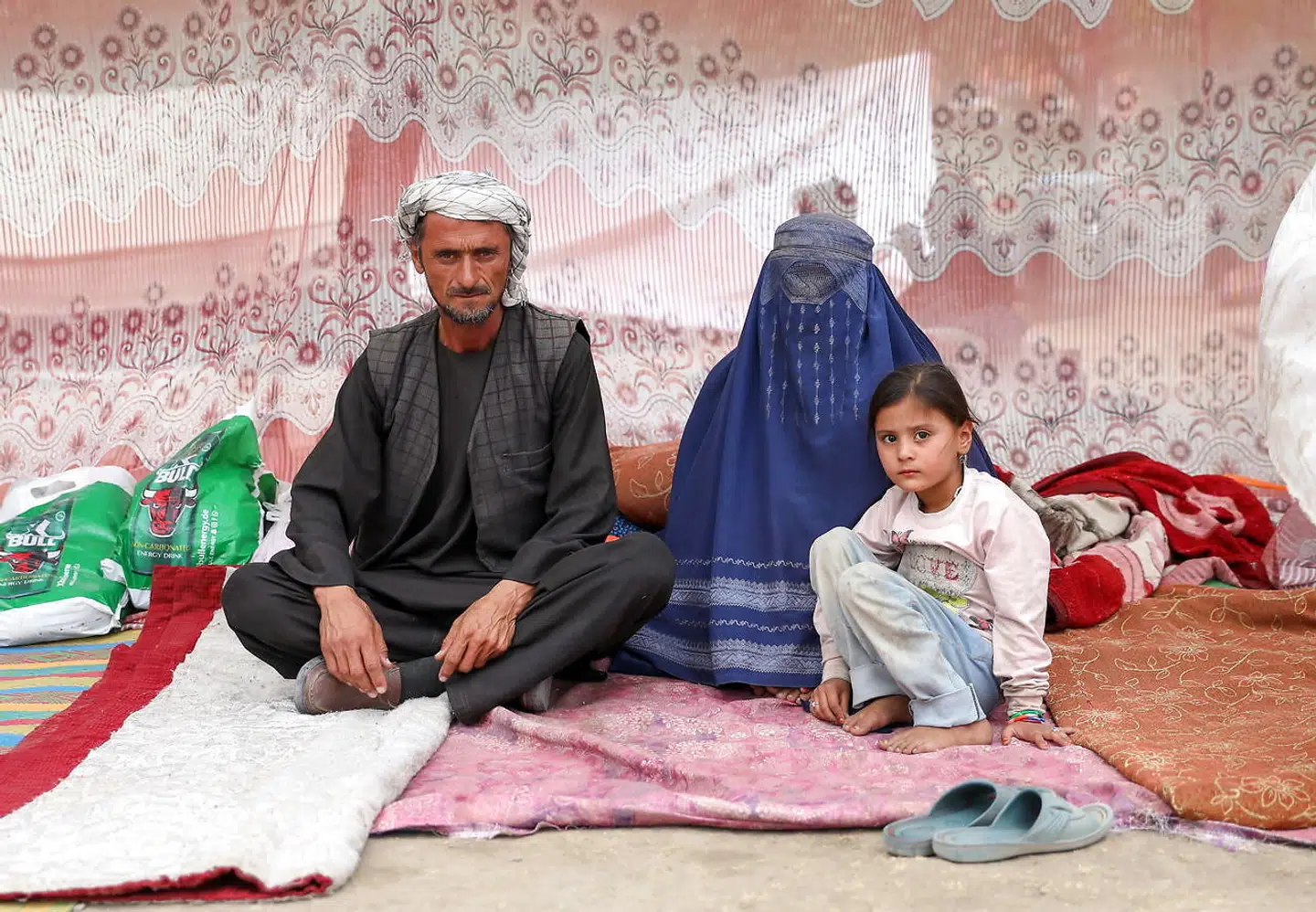 Civilbefolkningen i Afghanistan går en uvis fremtid i møde. Her en flygtningefamilie, der har forladt deres hjem under kampe mellem Taliban og regeringsstyrkerne.