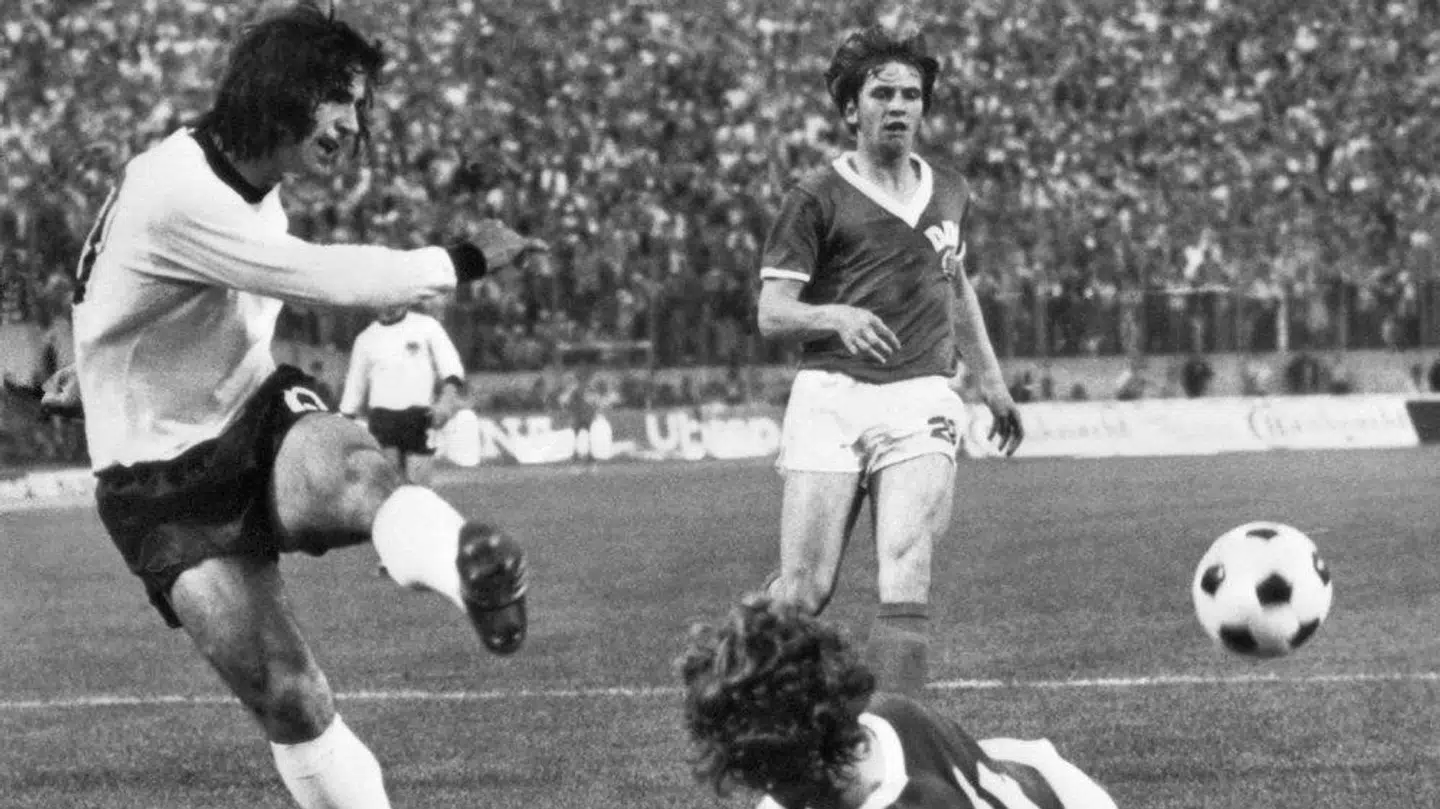 Gerd Müller (tv.) terroriserede mangt et forsvar gennem sin næsten to årtier lange karriere. (Arkivfoto) - Foto: Staff/Ritzau Scanpix