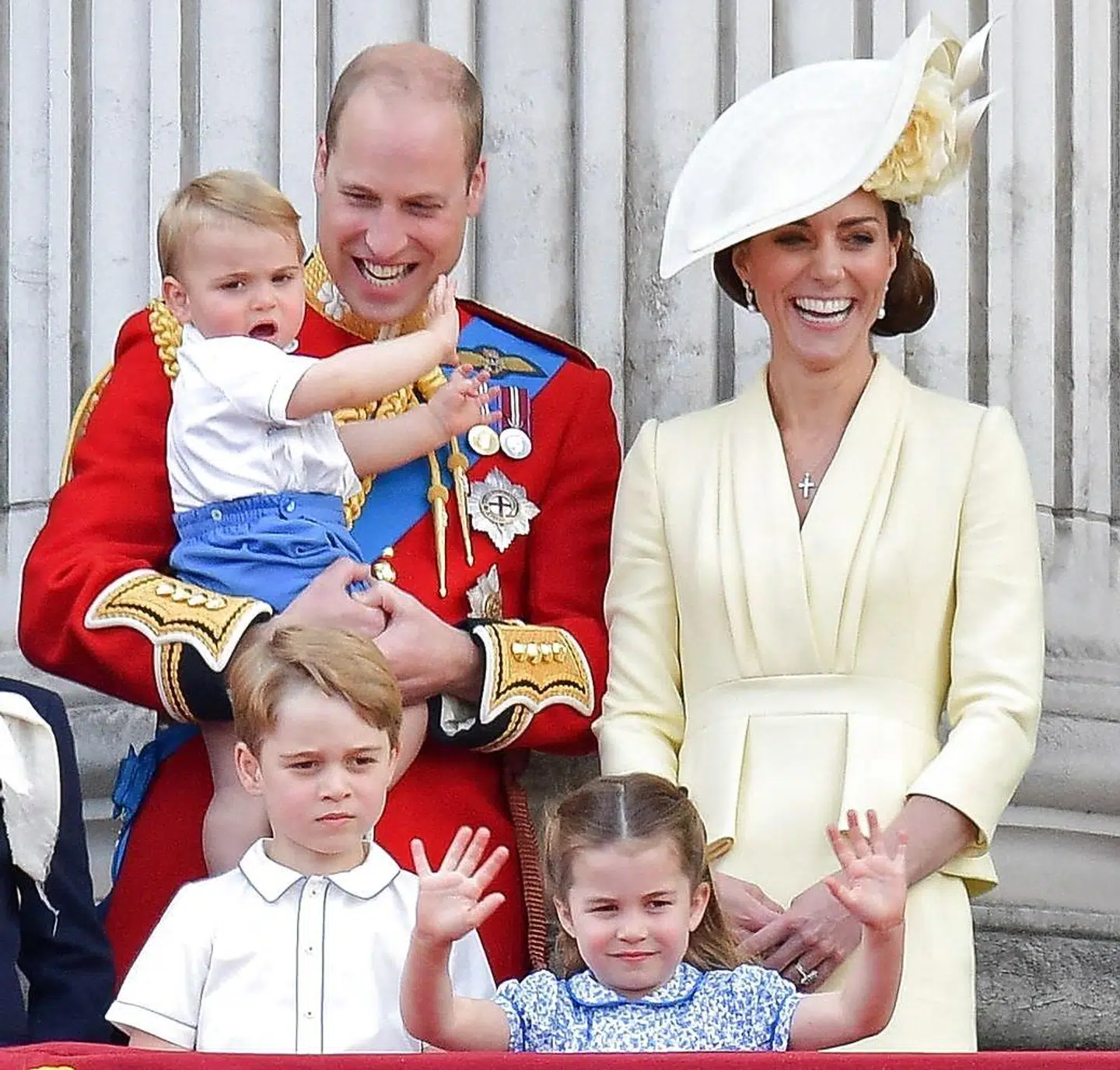 Prins George, forrest, med sine forældre, prins William og hertuginde Kate, samt søskende, prinsesse Charlotte og prins Louis.