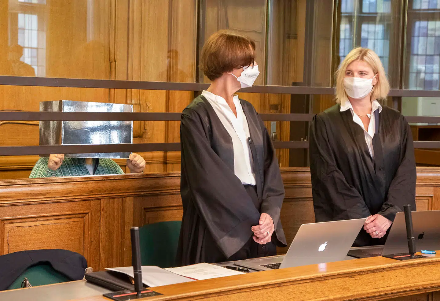 Stefan R. i baggrunden og hans to forsvarere i forgrunden.