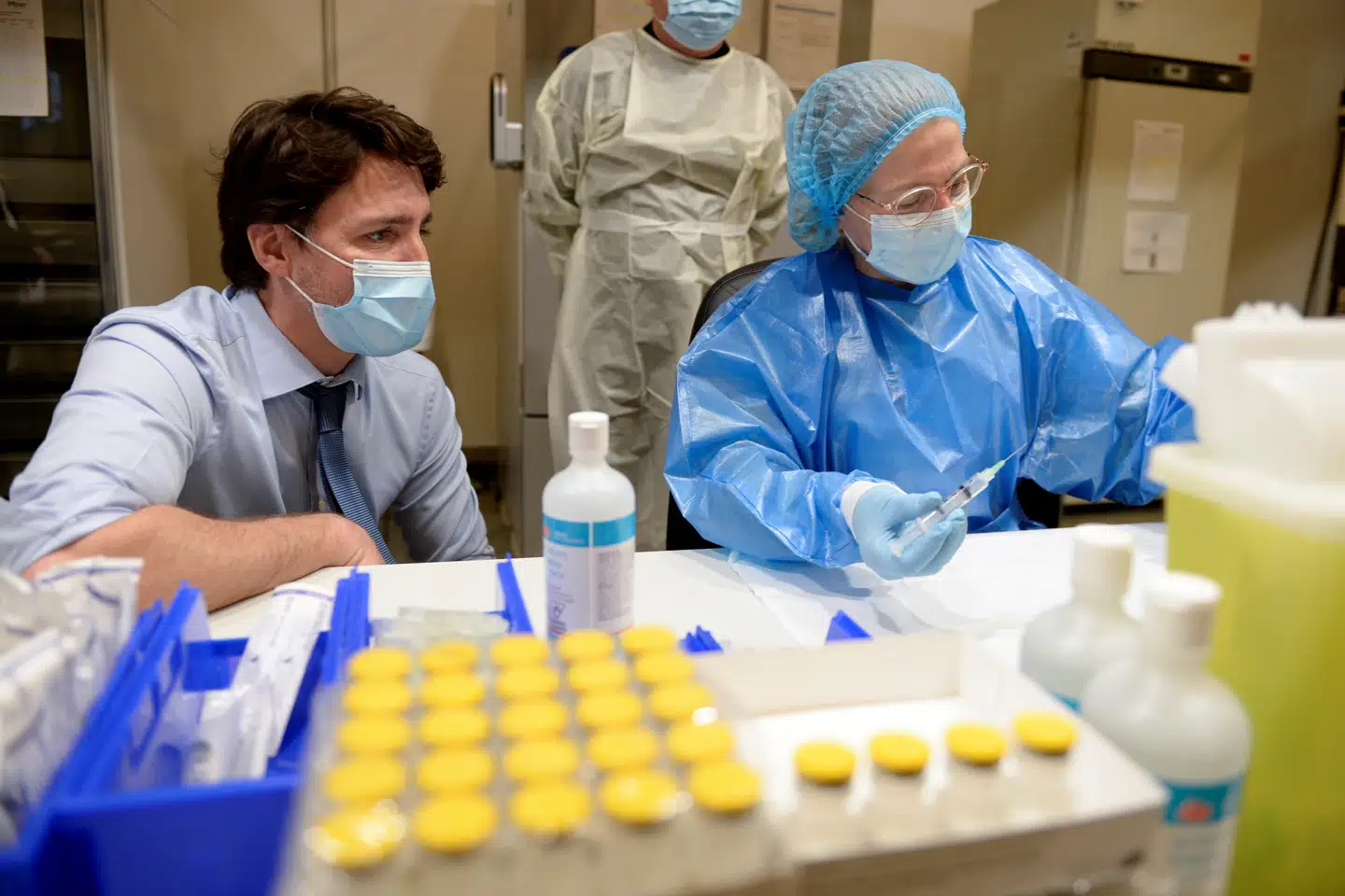 Alle statsansatte i Canada skal inden udgangen af oktober være færdigvaccineret mod covid-19. Det meddelte landets regering fredag. Her ses premierminister Justin Trudeau på besøg på en vaccinationsklinik i Montreal. (Arkivfoto). Andrej Ivanov/Reuters