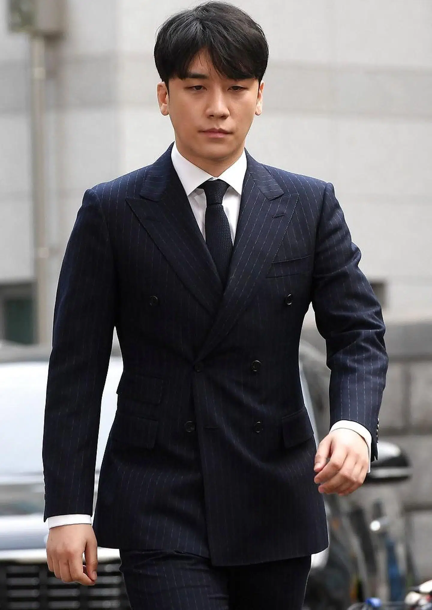 Seungri på vej i retten torsdag, hvor han blev dømt skyldig i alle sigtelserne.