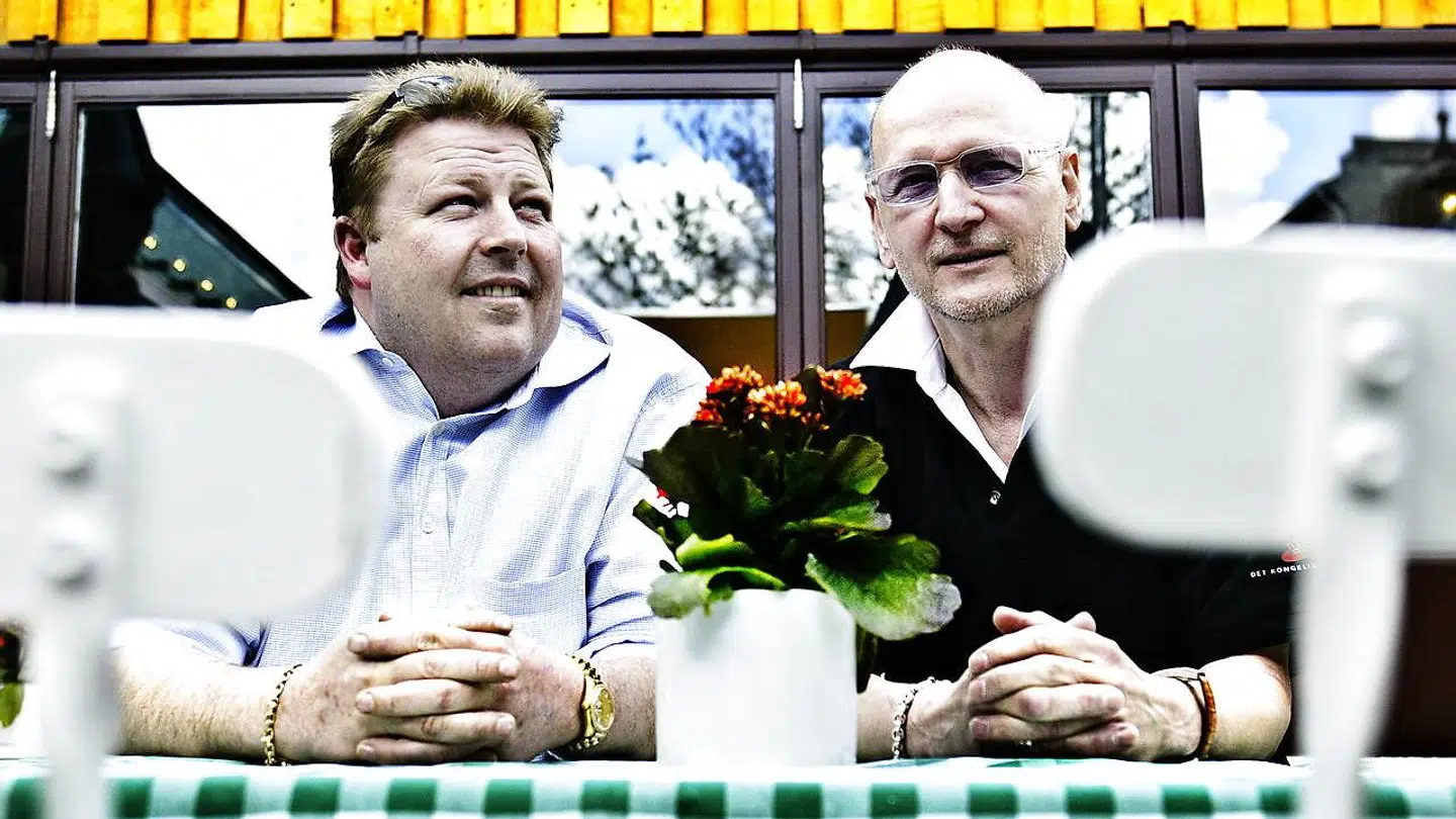 John Christensen, ejer (tv) og teatermanden Finn Basel. John Christensen forstår ikke, at Søren Frank gav tjeneren drikkepenge, hvis han var så utilfreds.