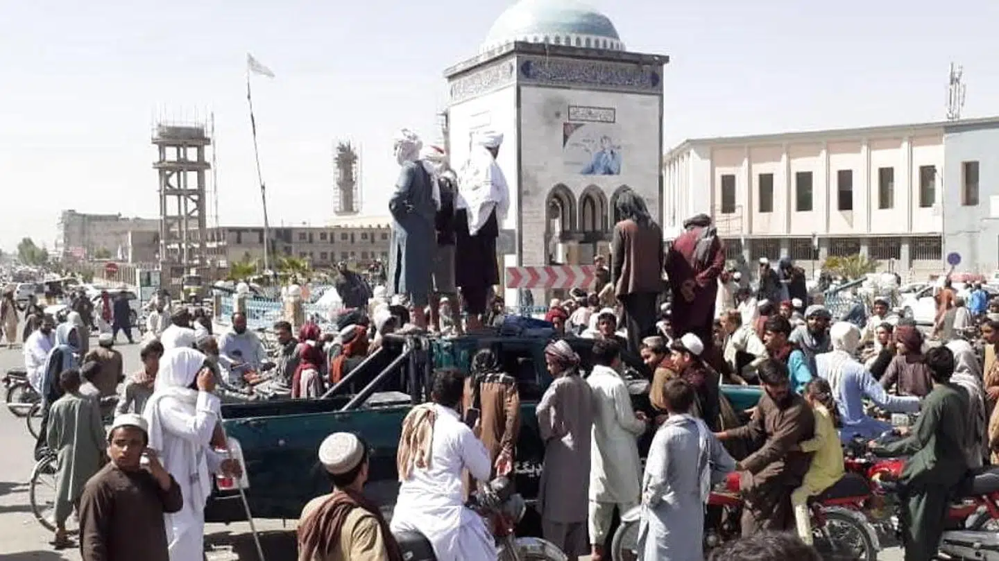 Militante Taleban-soldater fejrer erobringen af Afghanistans næststørste by Kandahar.