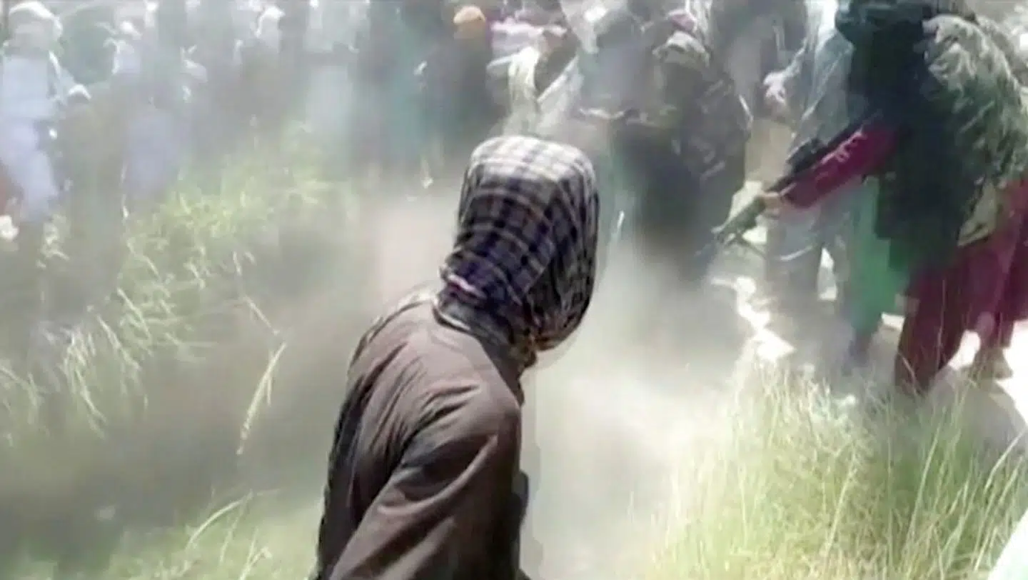 Det, der angiveligt er Taleban-krigere, skyder mod en person i Afghanistan.