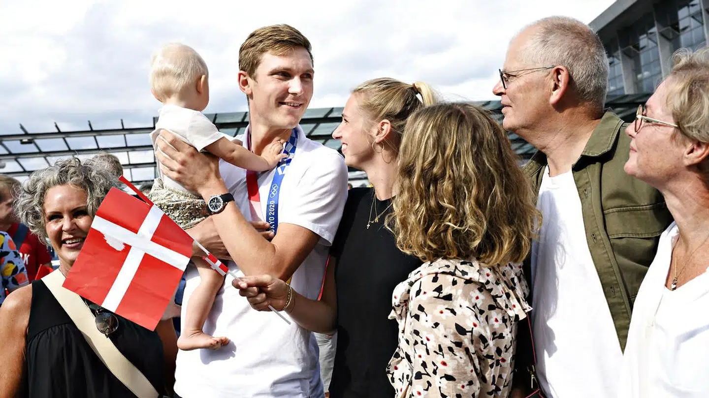 Viktor Axelsen blev modtaget af familien, da han landede i Københavns Lufthavn.
