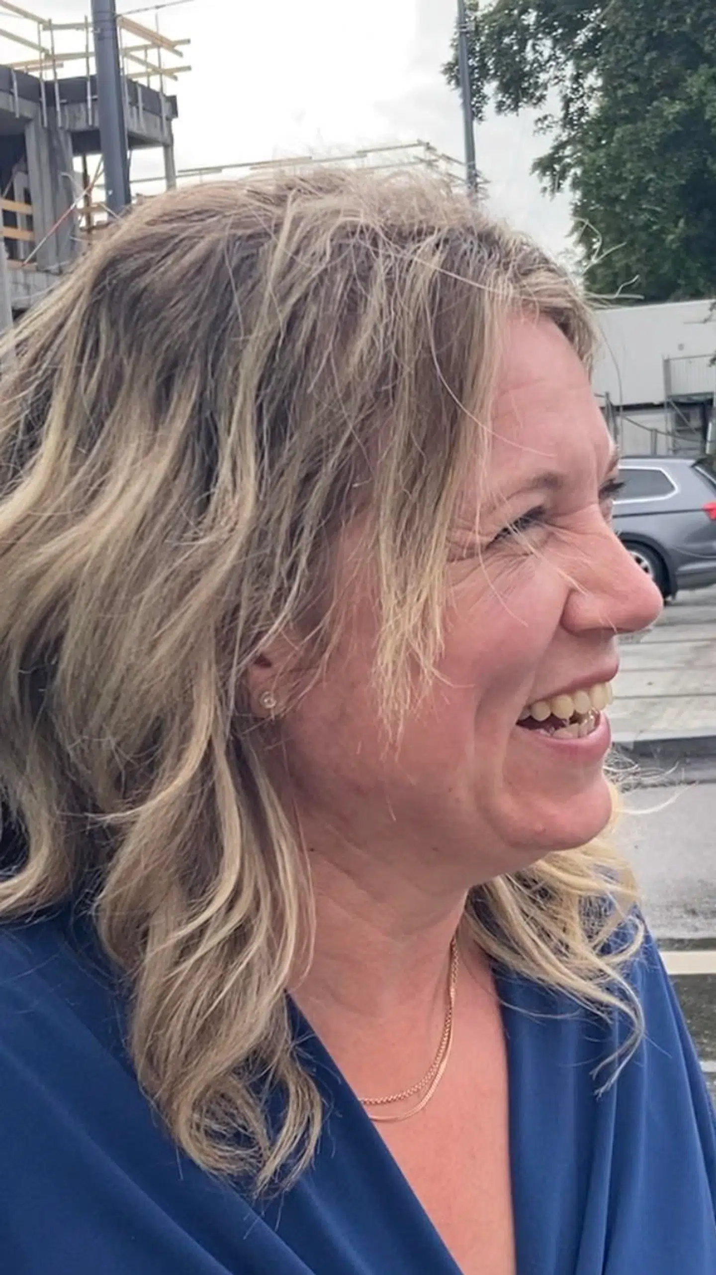 Anette ser, hvad hendes kommende mand har fundet på.