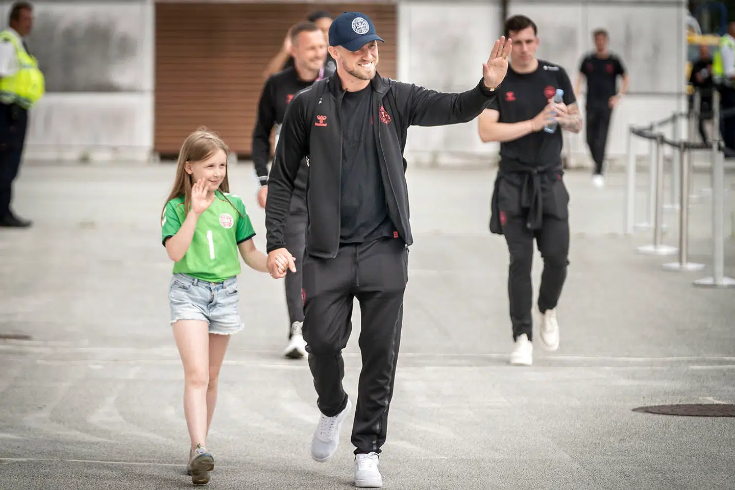 Kasper Schmeichel med sin ældste datter på vej til velkomst i Københavns Lufthavn, torsdag 8. juli 2021. Foto: Mads Claus Rasmussen/Ritzau Scanpix