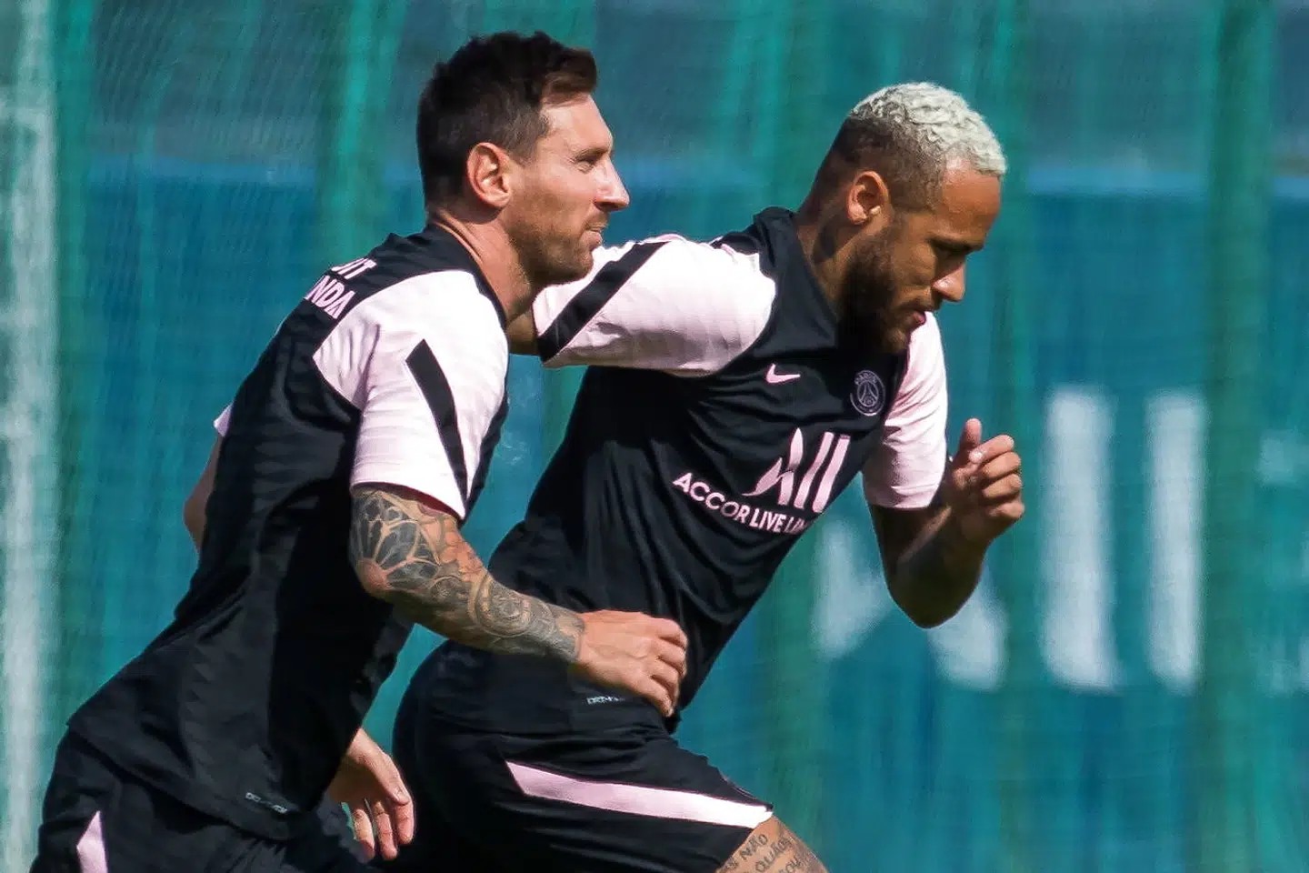 Neymar (th.) og Lionel Messi er blevet genforenet i Paris Saint-Germain efter at have spillet sammen i FC Barcelona. Førstnævnte er stadig verdens dyreste fodboldspiller.