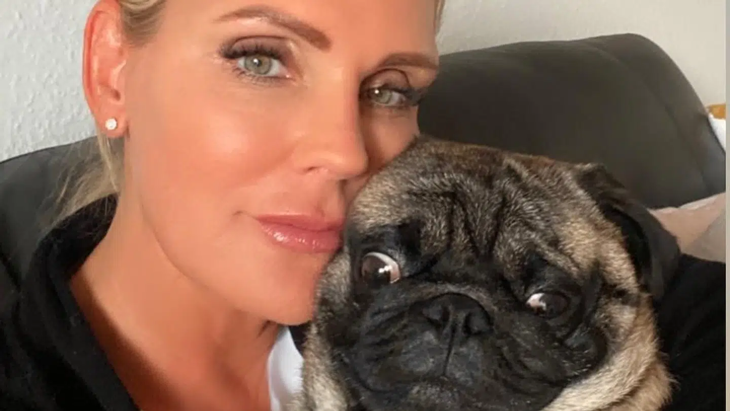 Janni Ree med sin elskede hund Cobra (privatfoto).