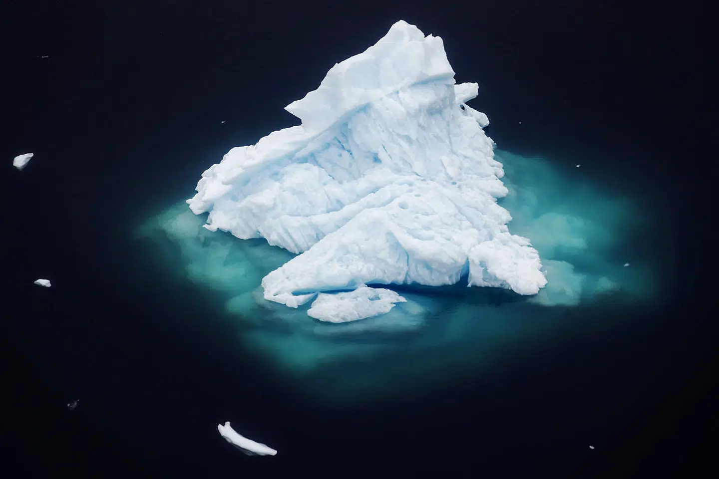 (ARKIV) An iceberg floats in a fjord near the town of Tasiilaq, Greenland, June 24, 2018. Ritzau Story: Billedserie til klimarapport: FN's Klimapanel, IPCC, udsender rapport, mandag den 8. oktober 2018.. (Foto: Lucas Jackson/Ritzau Scanpix)