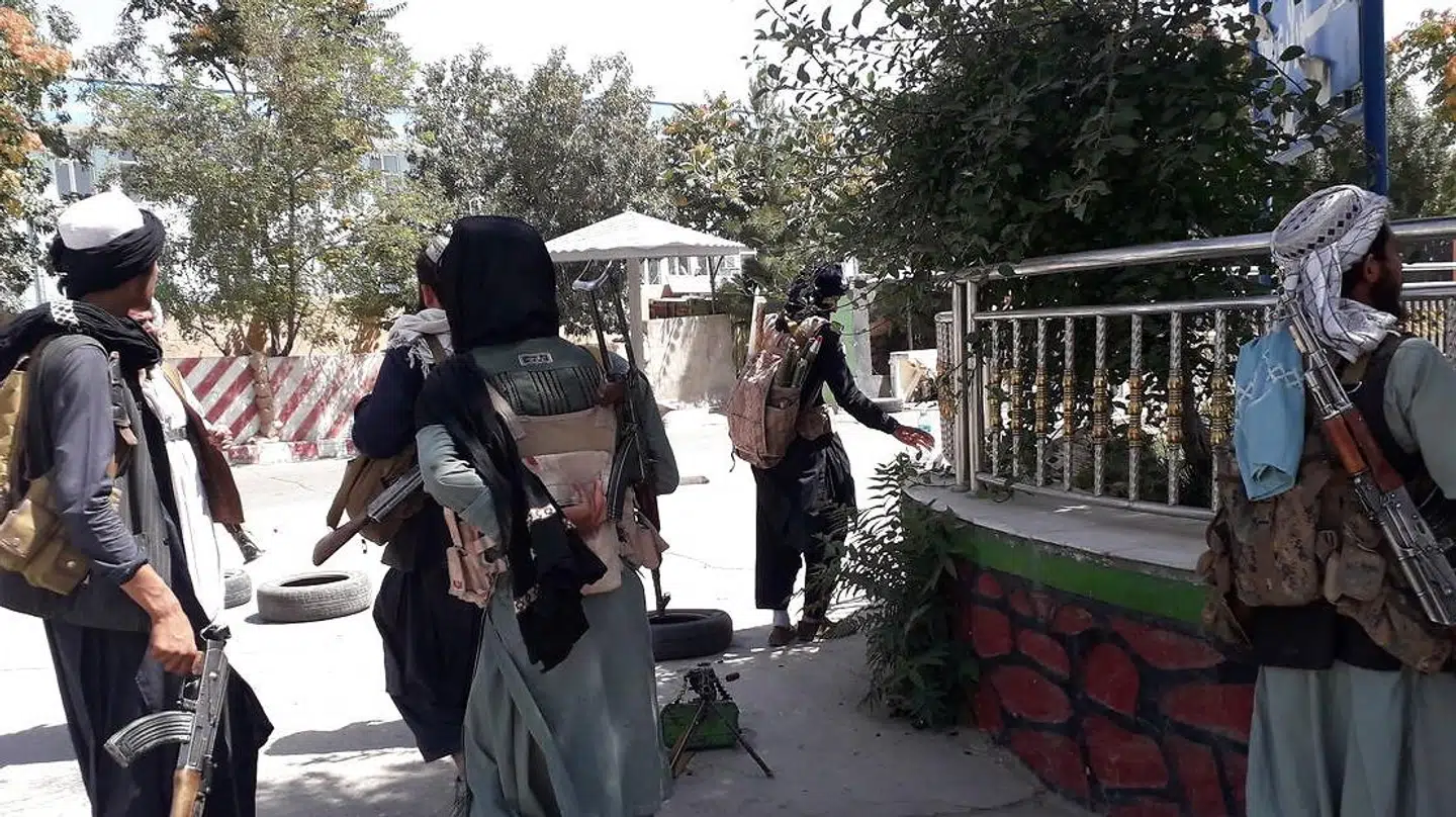 Afghanske Taleban-krigere ved guvernørens hus i nyerobrede Ghazni.