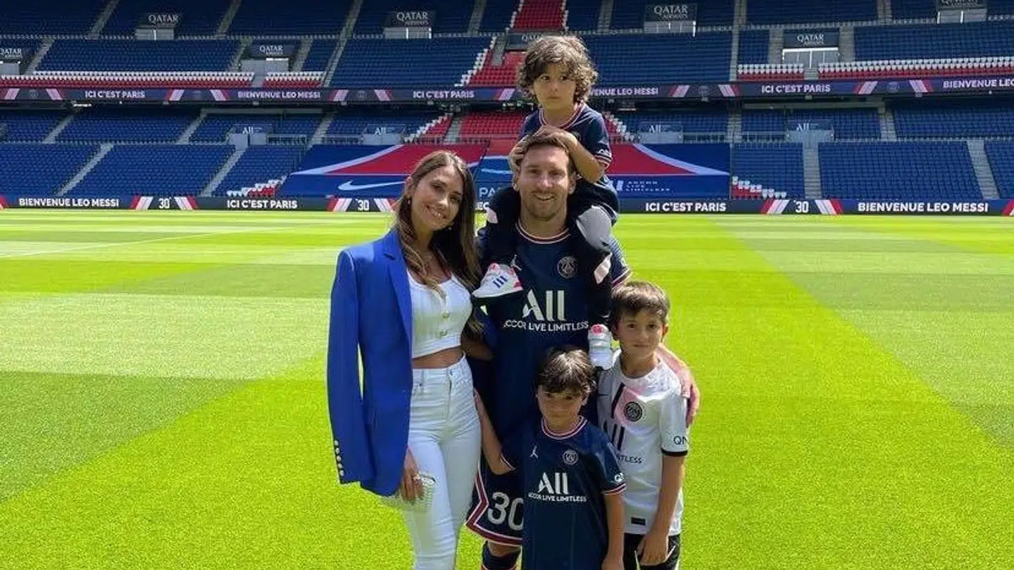Lionel Messi og familien skal vænne sig til et nyt hjem i Paris. Her ses de på PSGs hjemmebane, Parc des Princes.