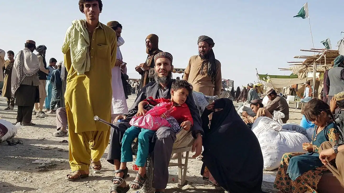 Stribevis af afghanere er flygtet fra deres hjem. Her ses en lille gruppe ved grænsen til Pakistan, hvor de håber på at krydse over.