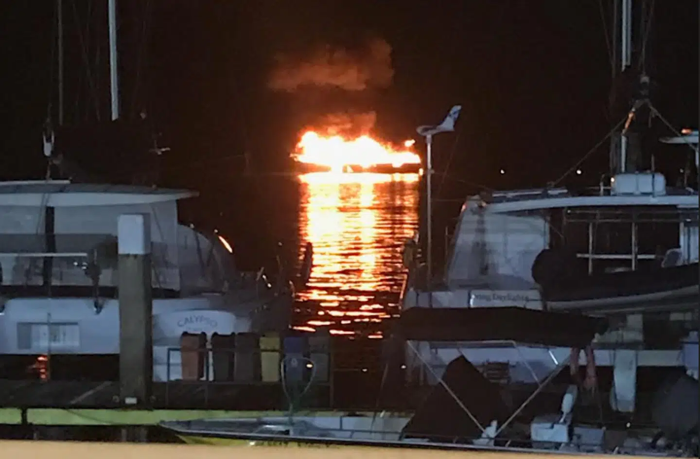 Her ses det, hvordan sejlbåden pludselig brød i brand, da den lå lige ud for en havn i Costa Rica. Og Karina var ude på båden, da det hele skete. Foto: Privat