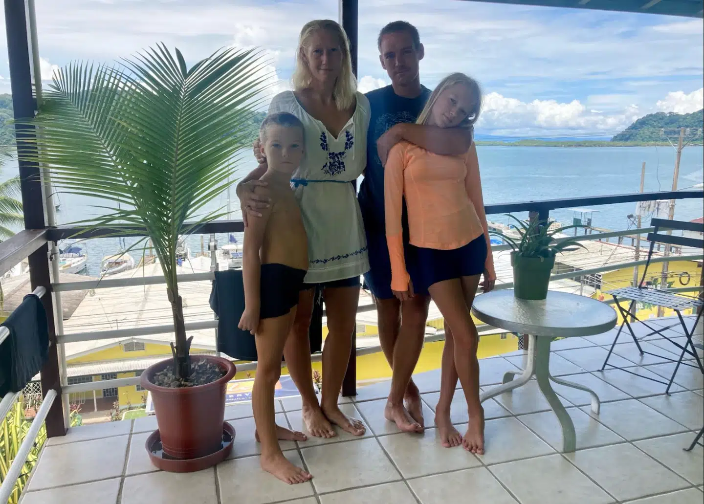 Her ses familien Sebastian, Karina, Torben og Isabella, mens de står et sted i Costa Rica, og prøver at komme sig over chokket. Foto: Privat