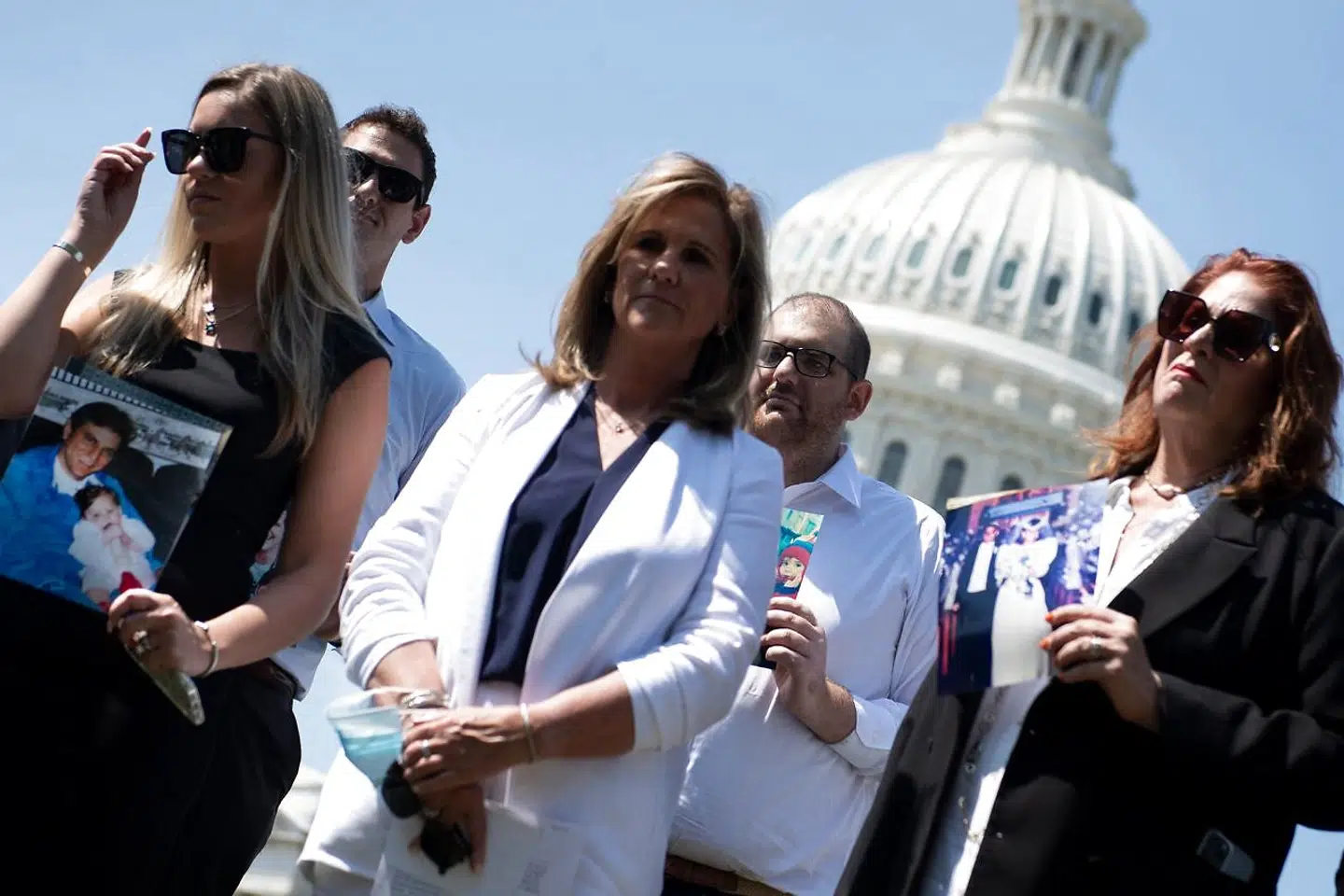 Terry Strada (i midten) har i årevis kæmpet for mere åbenhed. Her ses hun foran Kongressen med andre, der har mistet nære pårørerende i terrorangrebet.