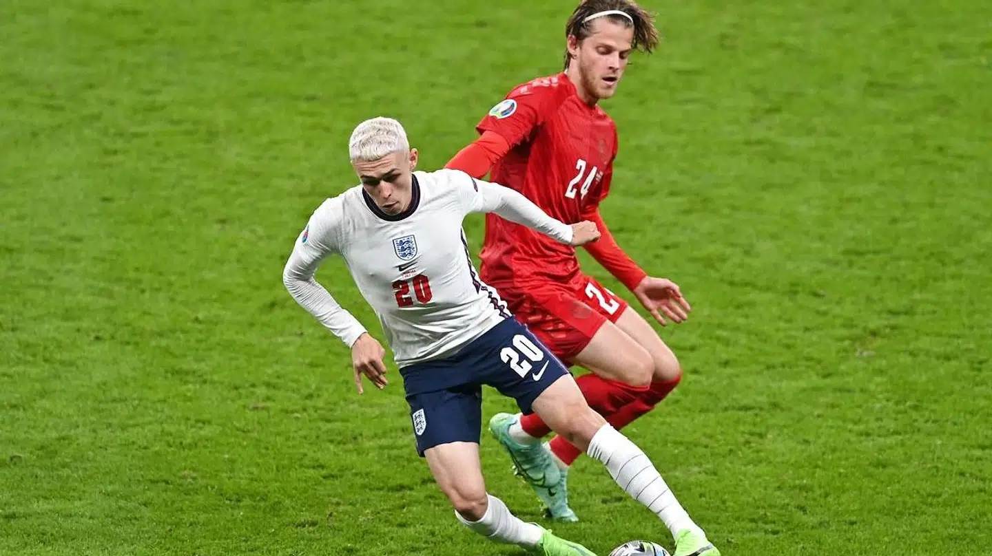 Mathias Jensen (i rød) blev skadet i EM-semifinalen mod England.