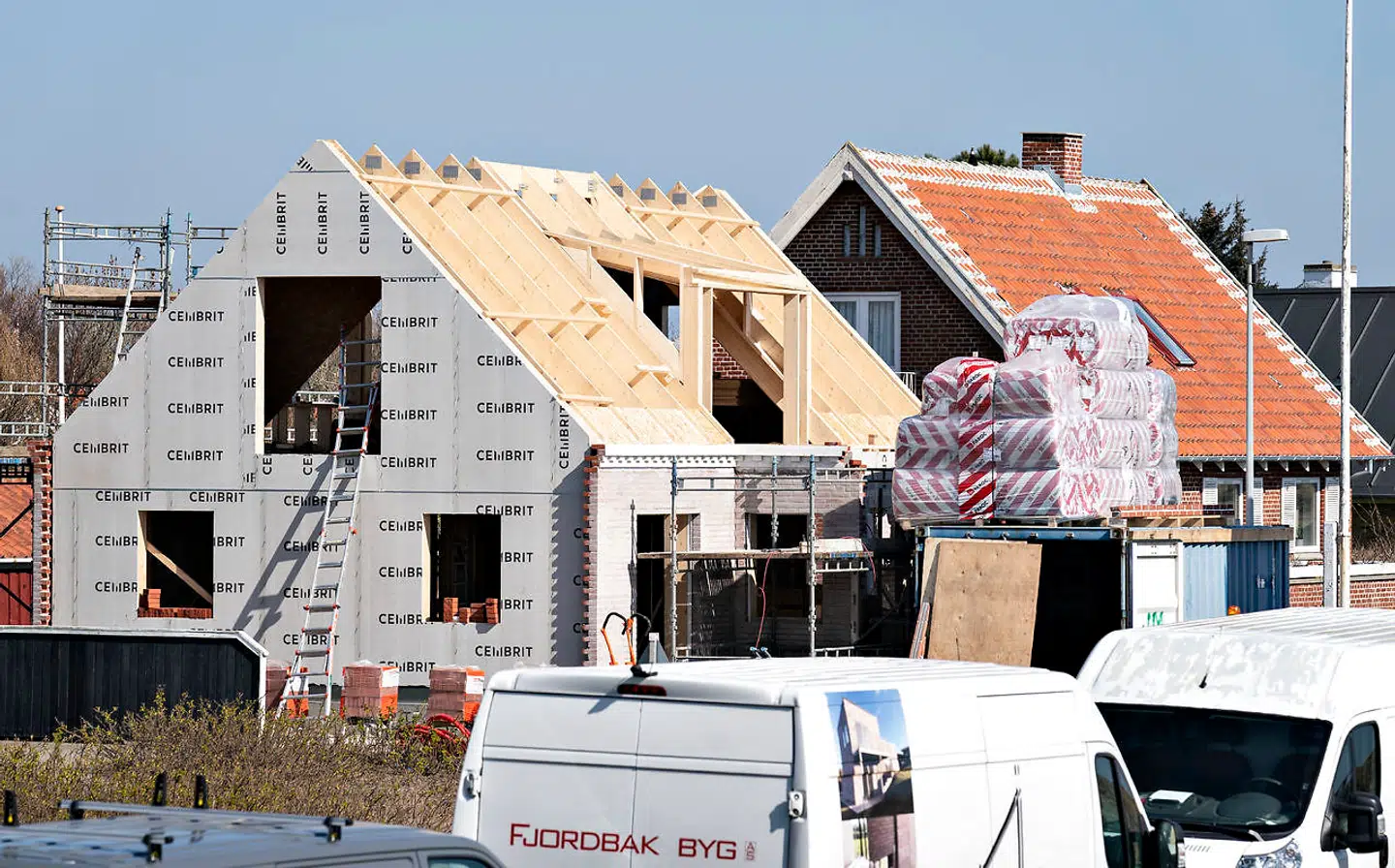 Her ses udskiftning af tag og renovering af mure m.m. på hus ved Skagen Sønderstrand, 6. april 2020.