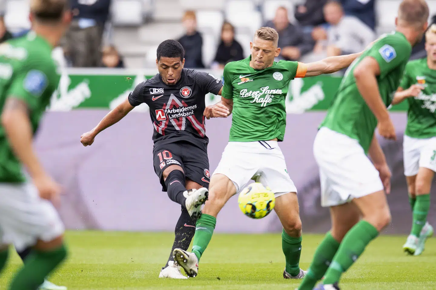 Viborg-anfører Jeppe Grønning har fået en ny kontrakt. I denne sæson har han spillet tre ud af Viborgs fire superligakampe og har undervejs modtaget to gule kort. Bo Amstrup/Ritzau Scanpix