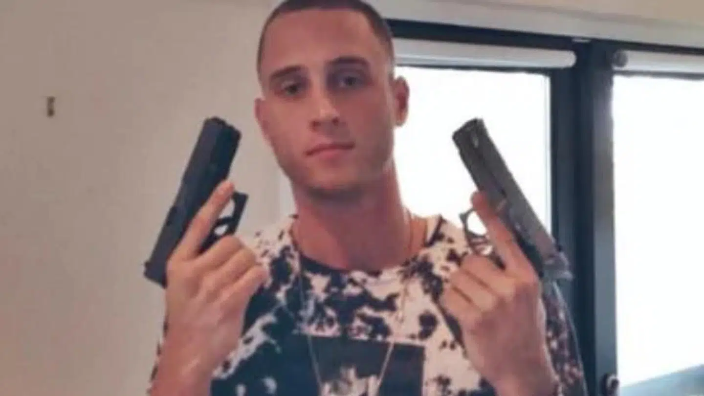 Chet Hanks har tidligere vakt opsigt ved at dele for eksempel dette billede, hvor han står med to pistoler i hænderne.