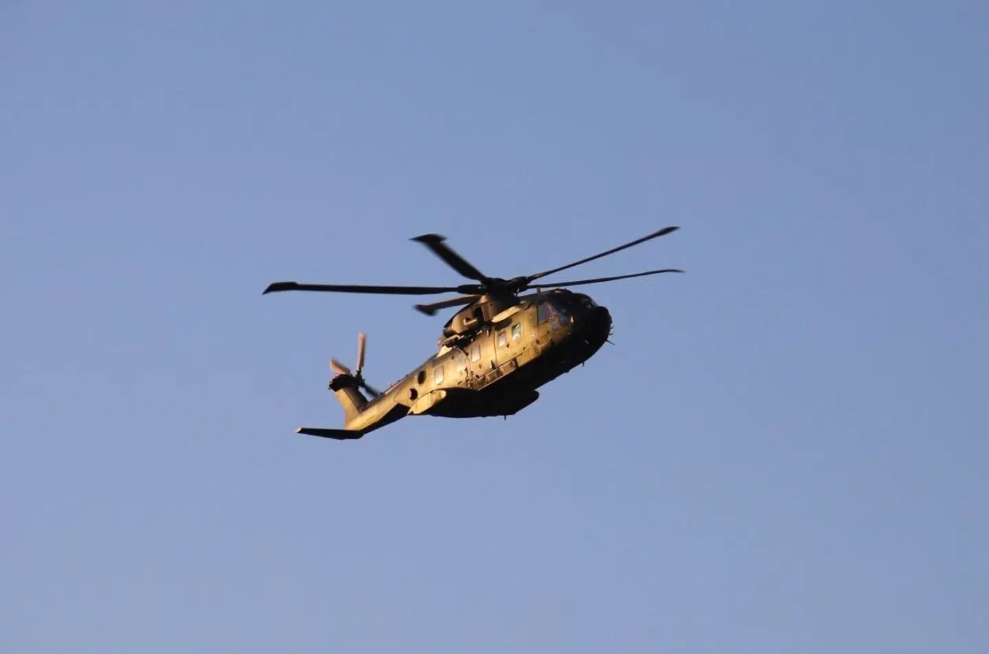 Dansk Søredning fik også sendt en helkopter ud til manden på motorbåden. Foto: Presse-fotos.dk