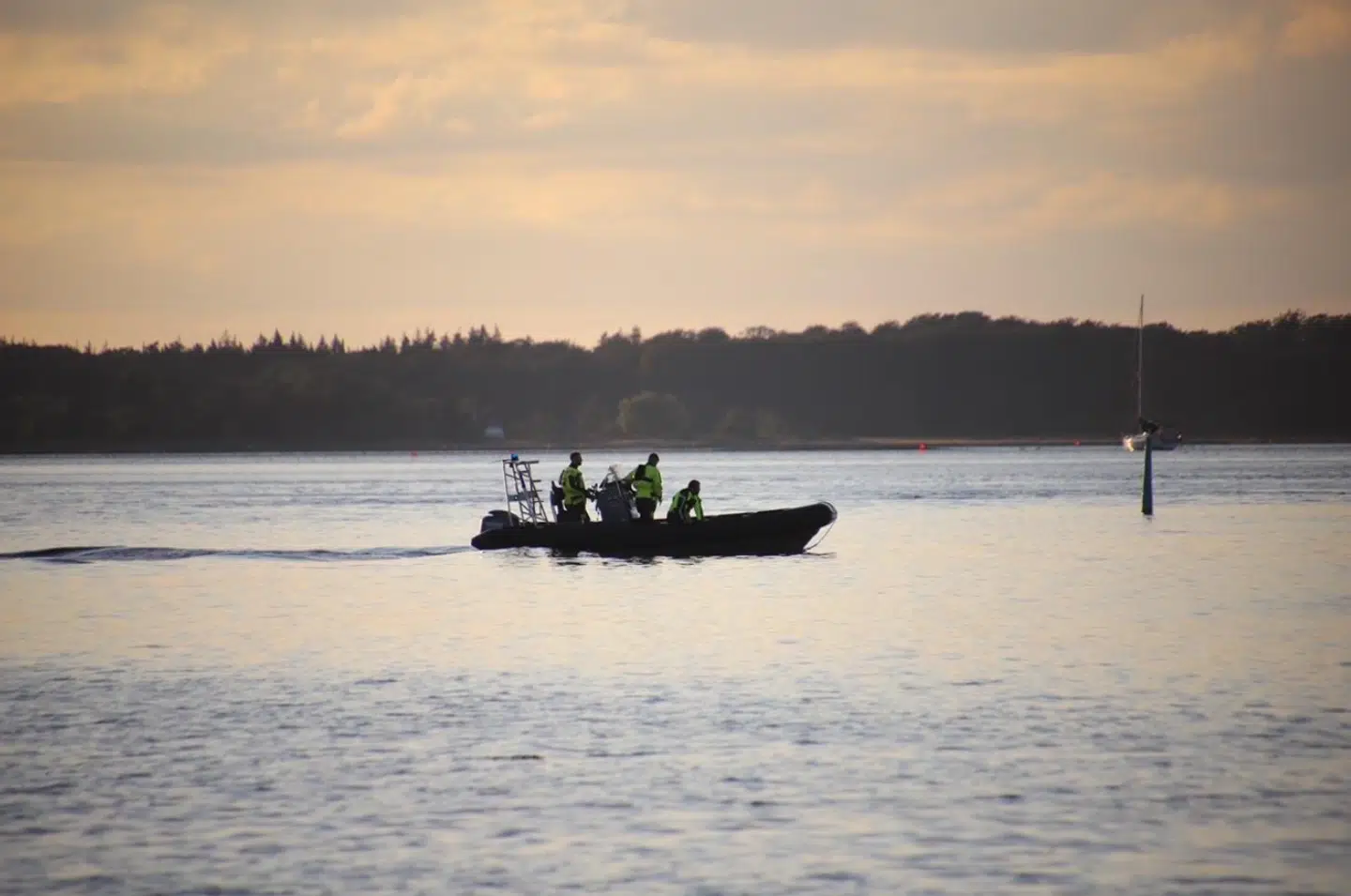 Her set redningsbåden med tre redningsfolk ombord på vej hen til motorbåden med brand. Foto: Presse-fotos.dk