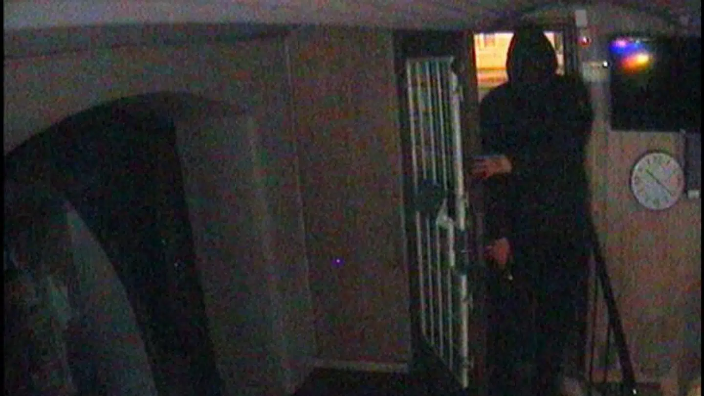 Fyns Politi efterlyser denne maskerede og mørkklædte røver, der mandag aften truede sig til penge i en spillehal.