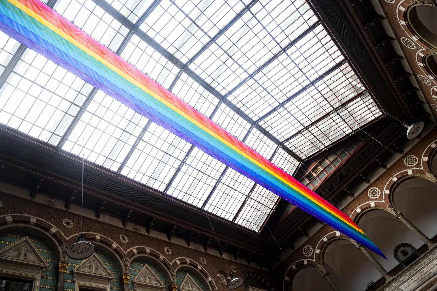 Der blev onsdag hængt et stort regnbueflag op i Rådhushallen på Københavns Rådhus. Flaget er lavet af Gilbert Baker i 1994 for at markere 25 året for optøjerne ved Stonewall i New York i 1969. Ida Guldbæk Arentsen/Ritzau Scanpix