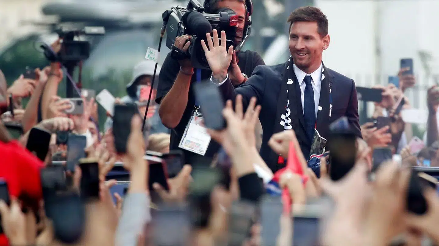 Lionel Messi hilser på PSG-fansene.
