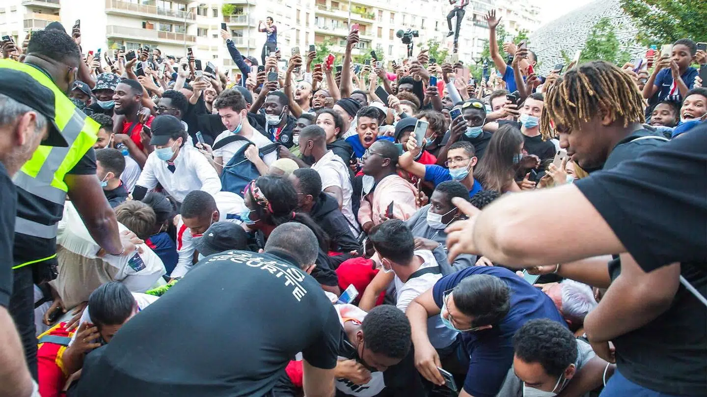 Kæmpe kaos foran Parc des Princes.