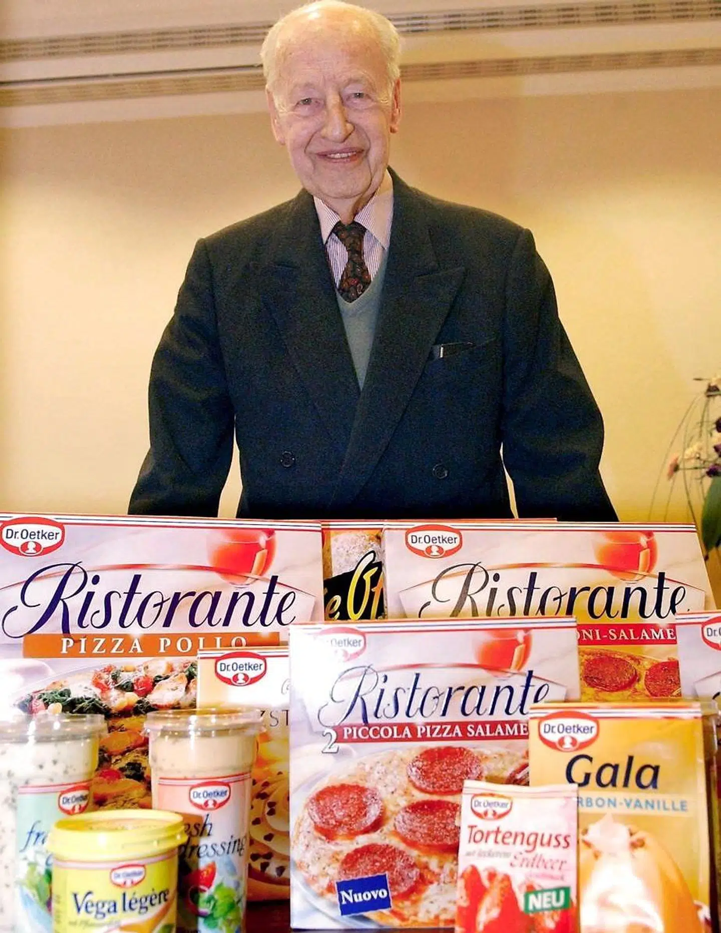 Rudolf August Oetker var Waffen SS og direktør for Dr. Oetker. Hans otte børn har netop splittet selskaber op efter en flere år lang familiefejde.