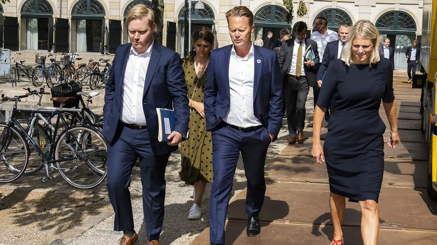 Udenrigsminister Jeppe Kofod og forsvarsminister Trine Bramsen (S) forlader mødet. Udenrigsminister Jeppe Kofod mødes i Eigtveds Pakhus med Folketingets partier om hjælp til afghanske tolke og ansatte onsdag den 11. august 2021.. (Foto: Martin Sylvest/Ritzau Scanpix)