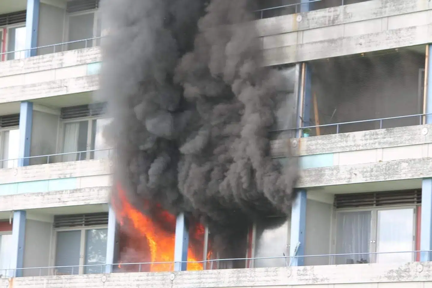 Det var en meget voldsom brand, der onsdag eftermiddag fandt sted i en lejlighed i Gellerupparken i Aarhus. Foto: Presse-fotos.dk