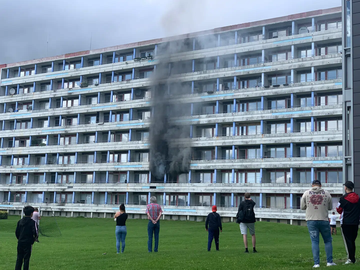 Det var stor mængde mørkegrå røg, der strømmede ud af lejligheden under branden. Foto: Presse-fotos.dk