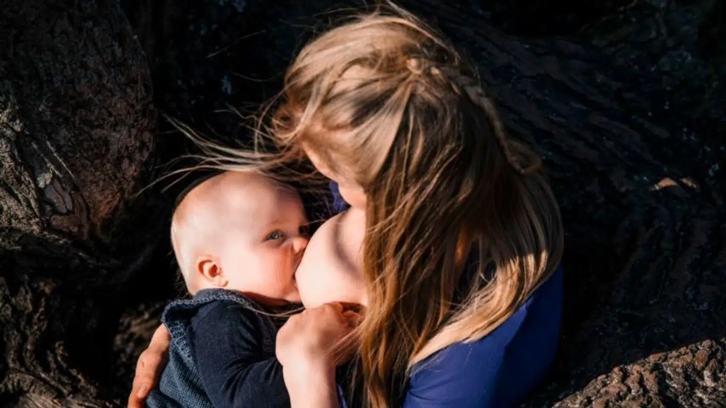 Eva Walthers vil i sit fotoprojekt portrættere ammende kvinder forskellige steder i Horsens by.