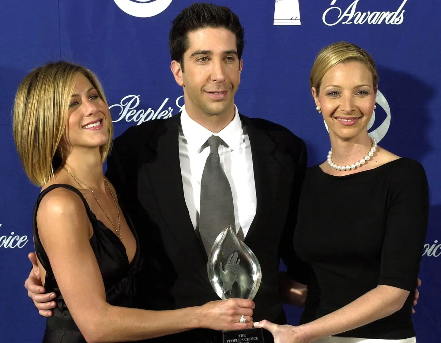 (L-R) Jennifer Aniston, David Schwimmer, and Lisa Kudrow of the television series "Friends" hold their People's Choice Award for "Favorite Television Comedy Series" backstage at the 27th Annual People's Choice Awards 07 January 2001 in Pasadena, California. AFP Photo Scott NELSON/sn SCOTT NELSON / AFP